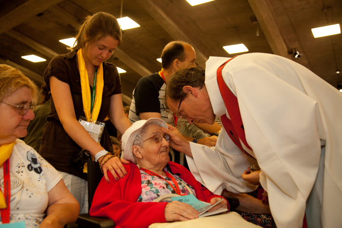 14 août 2012 : Onction des pèlerins malades lors du Pèlerinage National, bas. Saint Pie X, Sanctuaires de Lourdes (65), France.