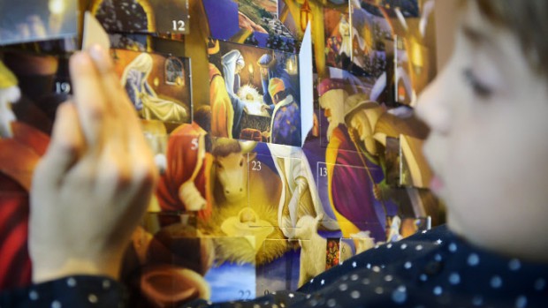 21 décembre 2014 : Illustration de l'Avent. Jeune garçon devant un calendrier de l'Avent, France. December 21, 2014 : Christmas illustration. France.