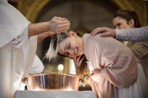 Baptême d'une adolescente, lors de la Vigile pascale. Paroisse Saint-Ambroise, Paris (75) France. 