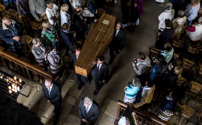 Messe de funérailles du P. Jacques HAMEL 02 août 2016 : Procession de sortie lors de la messe de funérailles du P. Jacques HAMEL, assassiné dans une église de Saint Etienne du Rouvray par des terrorristes affiliés à Daech. Cathédrale Notre Dame de Rouen, (76), France.
August 2nd, 2016: Thousands have gathered at Rouen cathedral in Normandy for the funeral of French priest Father Jacques Hamel, who was murdered in his church by Islamist extremists last week. Rouen, France.