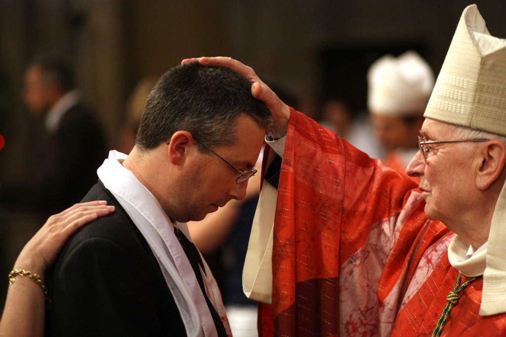 10 mai 2008 : Imposition des mains par Mgr Pierre JOATTON, évêque émérite de Saint-Etienne, lors de la confirmation d'adultes pendant la vigile de Pentecôte, en la cath. Saint-Jean, Lyon (69), France.