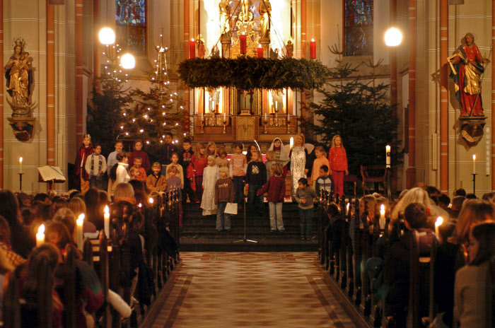 Décembre 2006 : Choeur lors d'une messe anticipée de Noël pour les enfants d'une école catholique, Bonn, Allemagne.