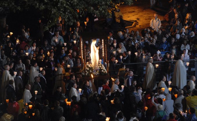 13 septembre 2008: Procession mariale sur l'esplanade des sanctuaires de Lourdes (65), France.