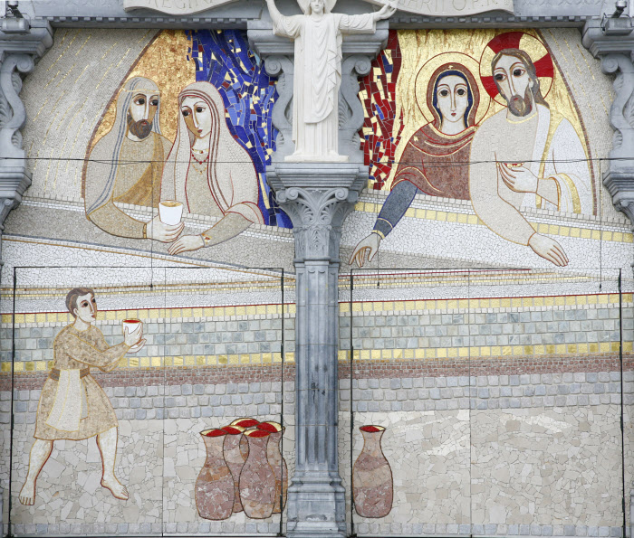 2008: "Les noces de Cana" (Mystères Lumineux), Mosaïques de Marko Ivan RUPNIK (2007), facade de la bas. Notre Dame du Rosaire, Lourdes (65), France.