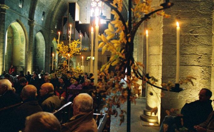 Abbaye de Sylvanes (Aveyron) : célébration de la Toussaint. élébration de la Toussaint dans l'église de l'abbaye de Sylvanes