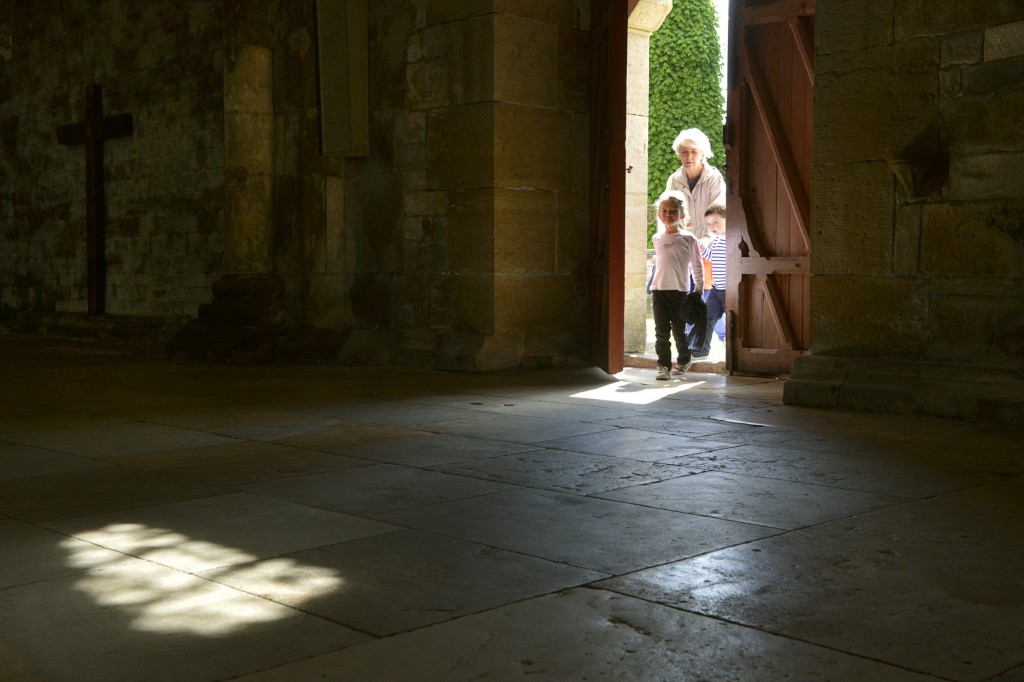 23 avril 2014 : Une grand-mère et ses petits enfants entrant à l'intérieur de la basilique de Vézelay. Vézelay (89), France. April 23, 2014: Grandmother and grandchildren. Vézelay, France.