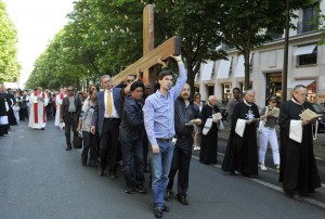 22 avril 2011 : 24ème chemin de Croix des Champs Elysées organisé, le Vendredi Saint, par la paroisse Saint Pierre de Chaillot, Avenue Montaigne, Paris (75), France.