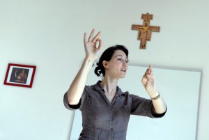 13 juillet 2010 : Cour de chant par Caroline GAULON lors des 10èmes Estivales de chant liturgique, Abbaye d'Ourscamp (60), France.