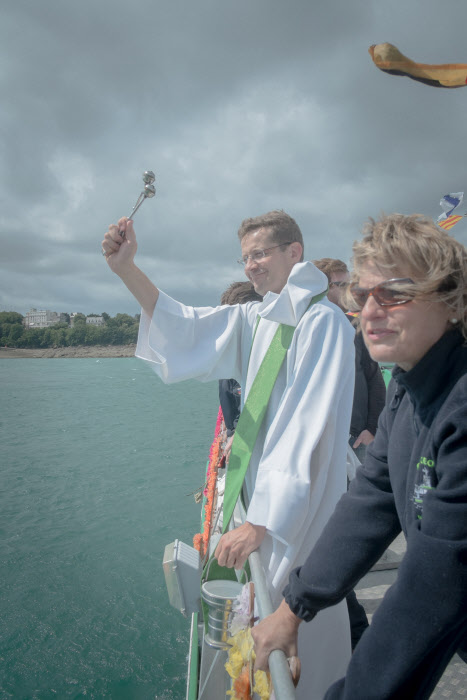 10 août 2014 : Luc PIALOU, curée de Dinard, lors du pardon de la mer et des bénédictions des bateaux à DInard (35), France. August 10th, 2014: Breton Pardon in DInard, France.