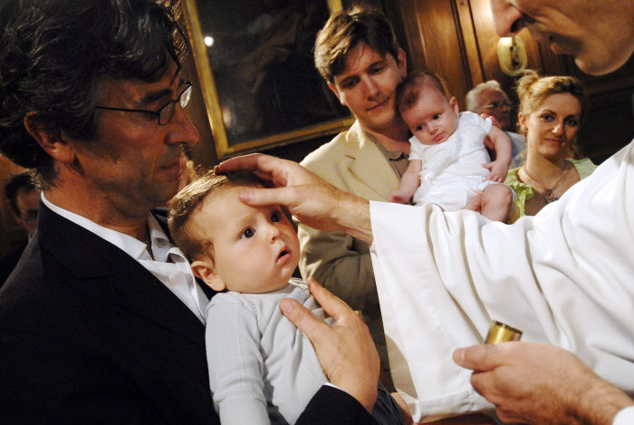 22 juin 2008: Baptême de Pierre et le Clélia à la paroisse Saint Denys du Saint Sacrement à Paris (75), France.