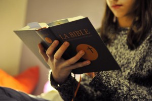 28 janvier 2014 : Adolescente lisant la Bible, France.