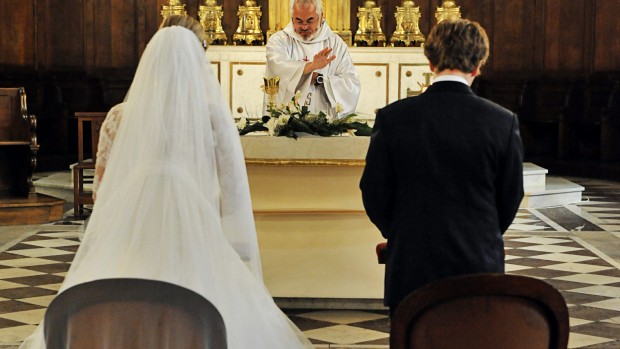 mariés de dos devant l'autel