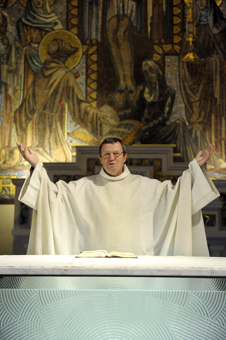 28 janvier 2011: Salutation lors de la messe, égl. Saint François d'Assise, Paris (75), France.