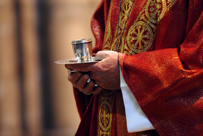 1er juin 2008: Saint chrême lors des confirmations d'adultes à la bas. de Saint-Denis (93), France.