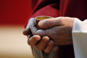 1er juin 2008: Saint Chrême lors des confirmations d'adultes à la bas. de Saint-Denis (93), France.