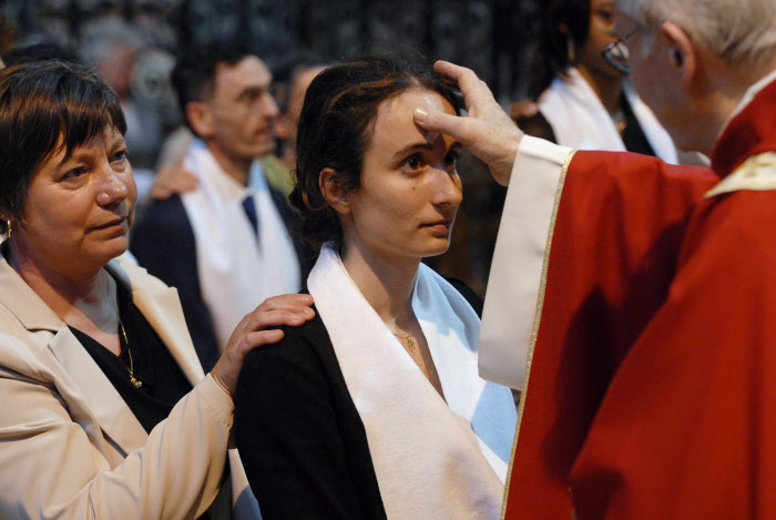1er juin 2008: Onction avec le saint chrême des confirmands lors des confirmations d'adultes à la basilique de Saint-Denis (93), France.