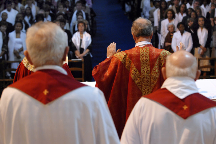 1er juin 2008: Prière eucharistique lors de la messe présidée par Mgr Olivier de Berranger (au c.), évêque de Saint-Denis, pour la confirmation d'adultes à la basilique de Saint-Denis (93), France.