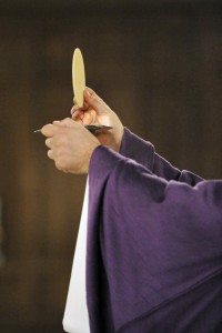 5 mars 2014 : Elévation eucharistique, lors de la célébration des Cendres, à la paroisse Saint-Denys du Saint-Sacrement, Paris (75) France. March 5, 2014 : Ash wednesday celebration, Paris (75) France.