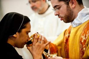11 mai 2014 : Religieuse buvant au calice lors de l'eucharitie. Eglise du monastère Saint-Anselme sur l'Aventin à Rome, Italie.