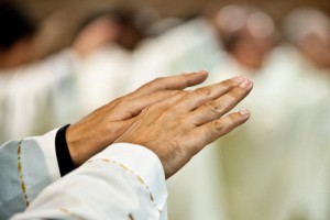 18 octobre 2015 : Mains d'un prêtre durant la prière eucharistique, lors de la messe . Rome, Italie. October 18, 2015: Mass, hands of a priest during the Eucharistic prayer. Rome, Italy.