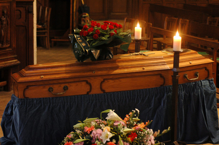 31 août 2006: Cercueil, funérailles à l'égl. saint Martin de Sucy en Brie (94), France.