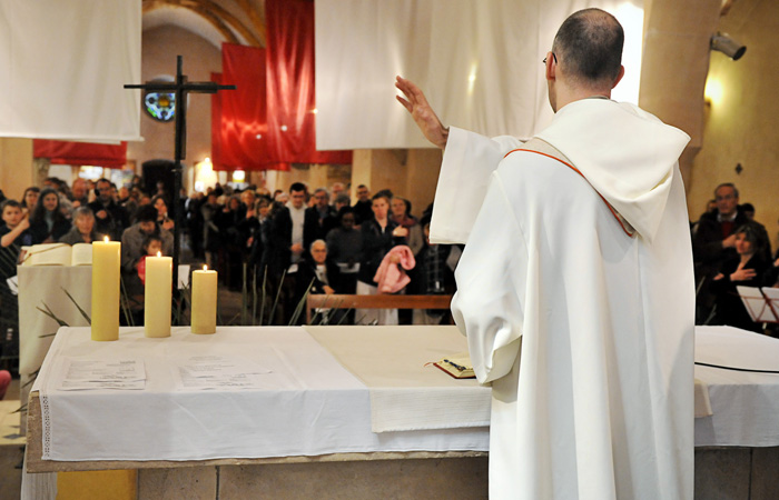15 avril 2012: Benediction finale, Première messe dominicale du Fr. Frédéric Marie à l'égl. Saint Rémi de Gif sur Yvette (91), France.