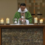 18 janvier 2015 : Prière eucharistique lors de la messe dominicale présidée par Fr. Camille, dans l'église du couvent dominicain Saint Jacques. Paris (75), France. January 18th, 2015. Sunday mass in the dominican convent of Saint Jacques. Paris (75) France.