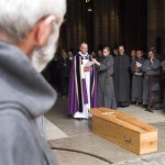 3 septembre 2006 : Funérailles du Père Marie-Dominique Philippe, o.p., fondateur de la Congrégation Saint Jean. Accueil du corps à la Primatiale Saint Jean, par le père Michel Cacaud, recteur de la Primatiale. Lyon (Rhône), France.