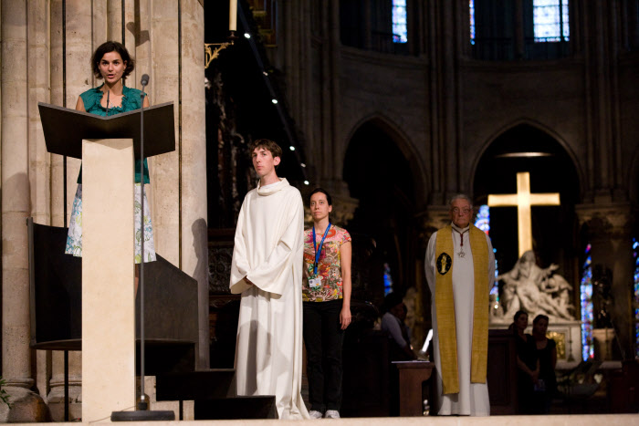 14 août 2009: Intentions de prières lors des Vêpres solennelles, Notre Dame de Paris (75), France. August 14, 2009: vesper prayer at Notre Dame de Paris cath., Paris (75), France.