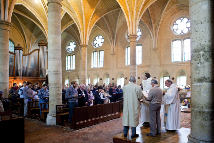 15 août 2010 : Prière universelle lors de la messe du 15 août, Abbaye d'Ourscamp (60), France. August 15, 2010 : mass celebrated at Ourscamp abbey, France.