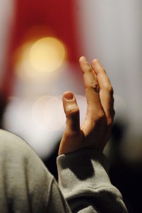12 avril 2008: Jeune en prière lors du rassemblement organisé par "jeunesse 2000", 48 h pour Jésus avec les Franciscains du Bronx, Paris (75), France.
