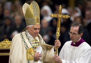 Benoît XVI lors des vêpres à l'issue de la semaine de prière pour l'Unité des chrétiens en la bas.