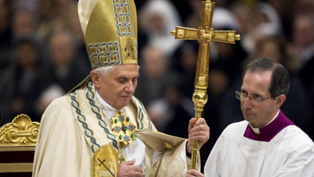 Benoît XVI lors des vêpres à l'issue de la semaine de prière pour l'Unité des chrétiens en la bas.