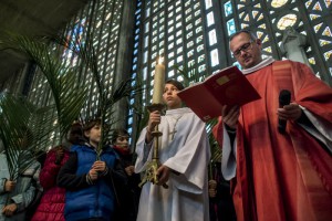 20 mars 2016 : Messe des Rameaux célébrée par le P. Frédéric BENOIST en l'église Notre Dame. Le Raincy (93), France.