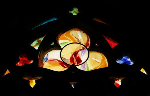 Détail d'un des cinq vitraux créés en 2013 par le Frère dominicain Kim En Joong et l'Atelier Loire de Chartres. Ces verrières ornent les chapelles Saint Joseph et Saint Lambert de la cathédrale Saint-Paul de Liège, sur le thème de la Lumière.