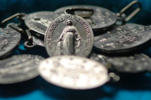 8 septembre 2005 : Médailles miraculeuses comportant sur une face la Vierge et sur l'autre le monogramme de la Vierge, Notre-Dame de la médaille miraculeuse, Paris (75), France.