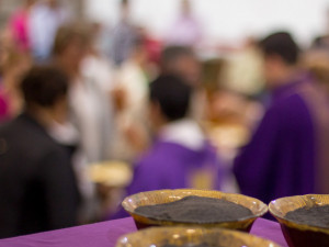 Imposition des cendres sur le front des fidèles, lors du Mercredi des Cendres qui marque l'entrée en Carême.