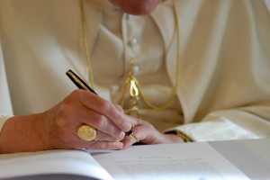 30 novembre 2007: Benoît XVI signant son encyclique "Spe Salvi", Rome, Vatican. Pope Benedict XVI signs his encyclical.