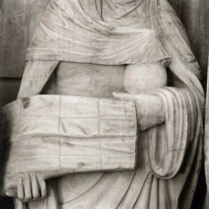 Sainte femme tenant un vase de parfum et le linceul, détail de la Mise au tombeau, groupe sculpté du 1er quart du XVIe s., égl. Saint-André, Joigny (89), Bourgogne, France.