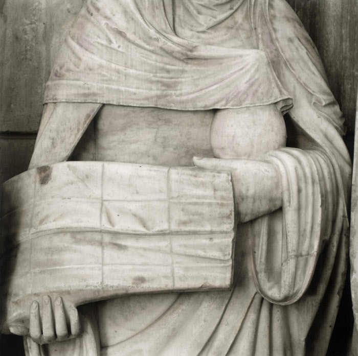 Ste femme tenant un vase de parfum et le linceul, détail de la Mise au tombeau, groupe sculpté du 1er quart du XVIe s., égl. Saint-André, Joigny (89), Bourgogne, France.