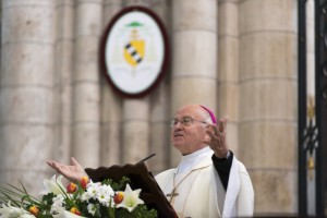 20 avril 2014 : Messe de Pâques en présence de Mgr Yves PATENÔTRE, archevêque de Sens, évêque d'Auxerre et célébration des 850 ans de la consécration de la cathédrale St Étienne de Sens (89), France.