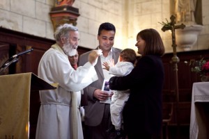 04 avril 2010: Le P. Michel ROBICHON, prêtre de campagne, lors de la messe de Pâques au cours de laquelle 4 enfants ont été baptisés, Corné (49), France.
