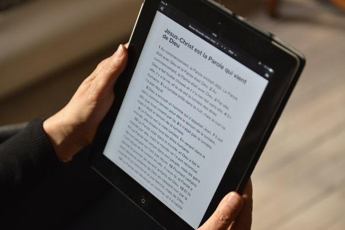 24 mars 2014 : Personne lisant la Bible sur une tablette numérique, Paris (75), France. March 24, 2014: Reading of the Bible on a digital tablet. Paris (75), France.
