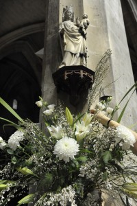 23 avril 2011: Décoration florale. Thérèse (67ans), compose les bouquets pour la paroisse Saint Séverin depuis 1987. Paris (75), France. April 23, 2011: Flower arranging, Saint Séverin parish. Paris (75), France.