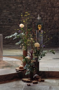 Composition florale réalisée par le frère Didier pour une célébration à l'Abbaye de Tamié