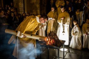 27 mars 2016 : Guillaume CAMILLERAPP, diacre, allume le cierge pascal au feu nouveau lors de la Vigile pascale à Saint-Malo (35), France.