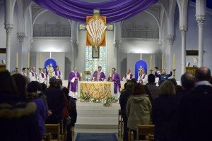 9 mars 2017 : Célébration de la messe, lors de la journée de rencontre nationale autour du synode sur "Les jeunes, la foi et le discernement des vocations". Eglise Saint Honoré d'Eylau, Paris (75), France.