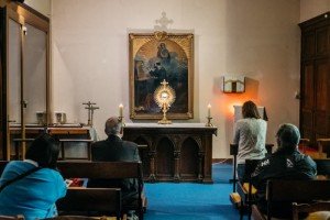 30 mai 2017 : Membres de la communauté de l'Emmanuel lors de l'adoration du Saint Sacrement en l'église Notre-Dame d'Emeraude à Dinard (35), France.