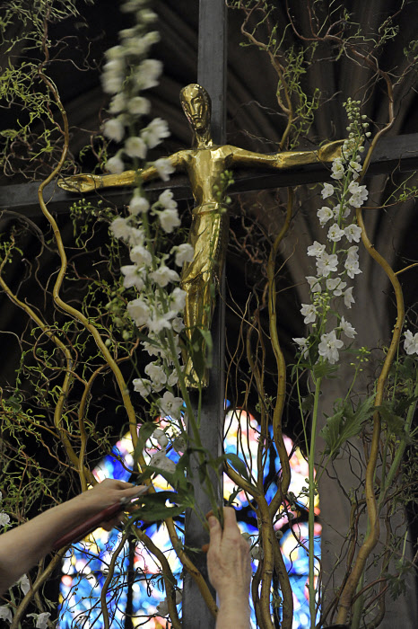 23 avril 2011: Décoration florale de la croix, paroisse Saint Séverin. Paris (75), France. April 23, 2011: Flower arranging, Saint Séverin parish. Paris (75), France.