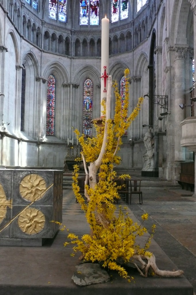 Fleurir le cierge pascal | Liturgie & Sacrements